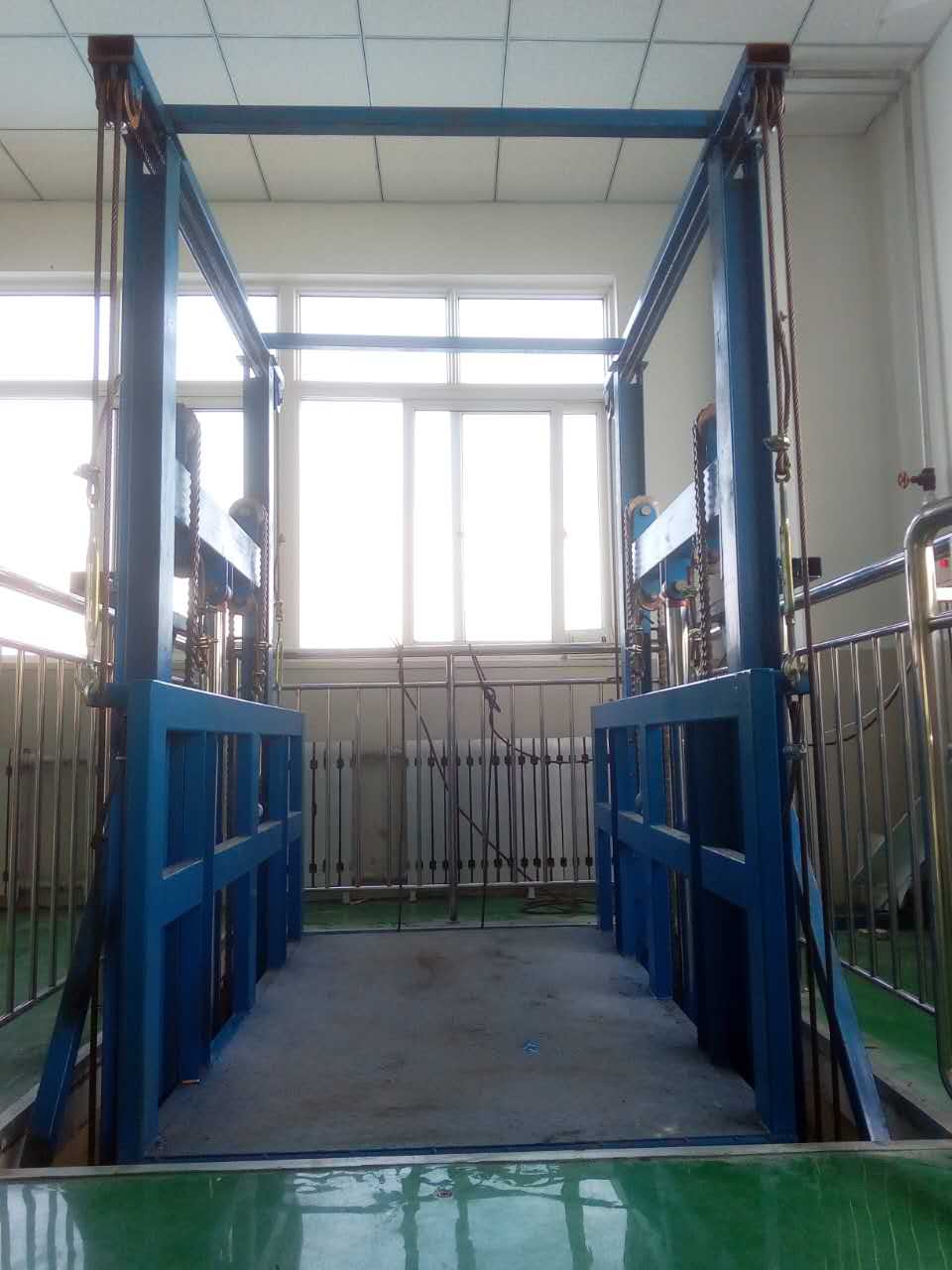 導(dǎo)軌式升降機(圖1) 1621567691.jpg